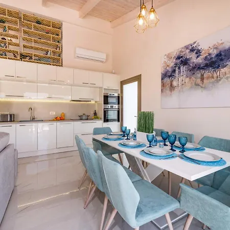 Villa Levanta By